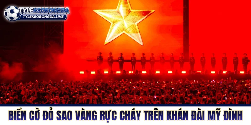 Biển cờ đỏ sao vàng rực cháy trên khán đài Mỹ Đình